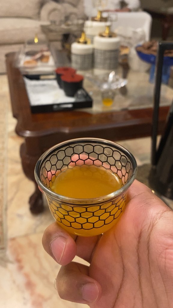 كنت أبي أسلم وضيعت الكلام 
وارتسم طيف المشاعر بالعيون

موقف كن الدقيقه فيه عام 
عشت فيه بكون والعالم بكون