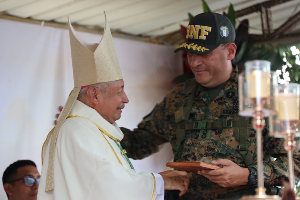 📍Darién | El Director General Larry Solís y miembros del Directorio participaron en la conmemoración de los 100 años del Vicariato Apostólico, donde el Monseñor Hernández recibió un reconocimiento y la Medalla Servicio Distinguido por su valioso aporte a la fe y la comunidad.