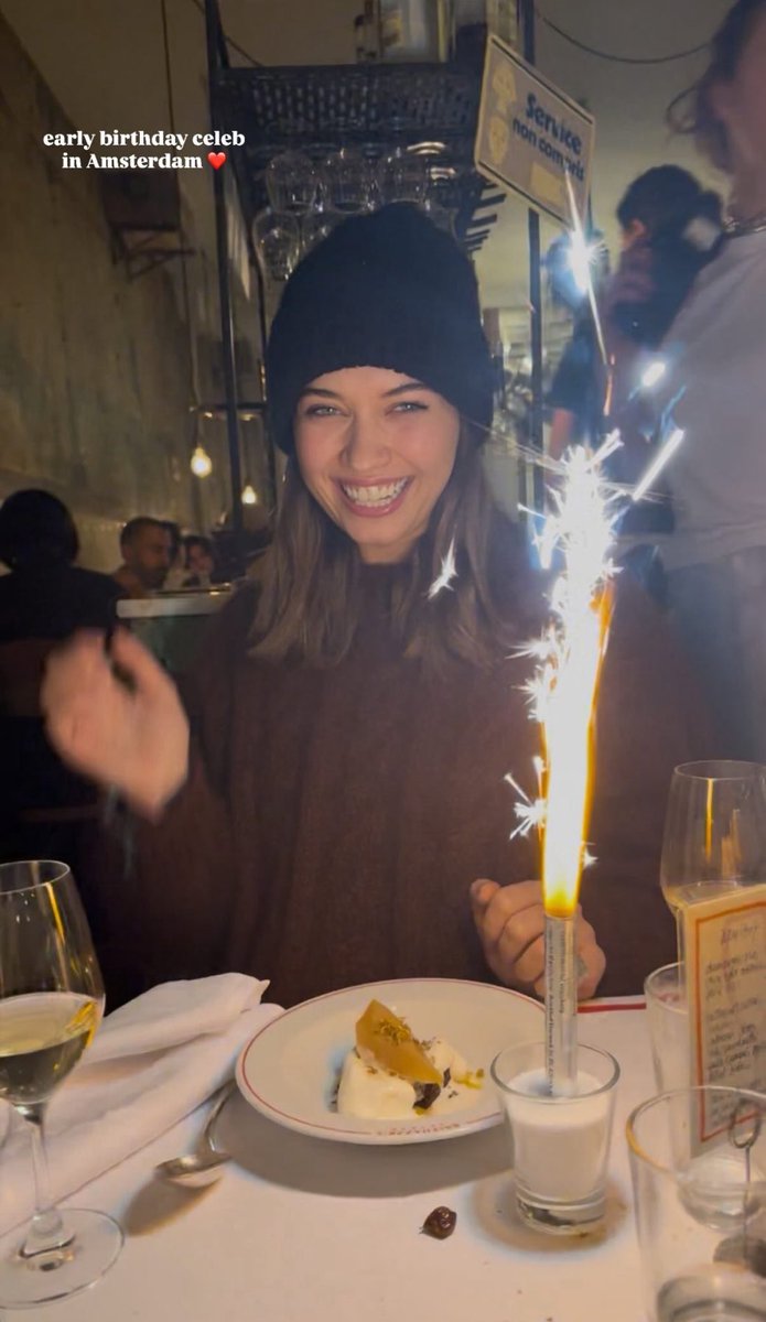 2 Aralık’ta 28 yaşına girecek olan #AfraSaraçoğlu’na Amsterdam’da erken doğum günü sürprizi🥳