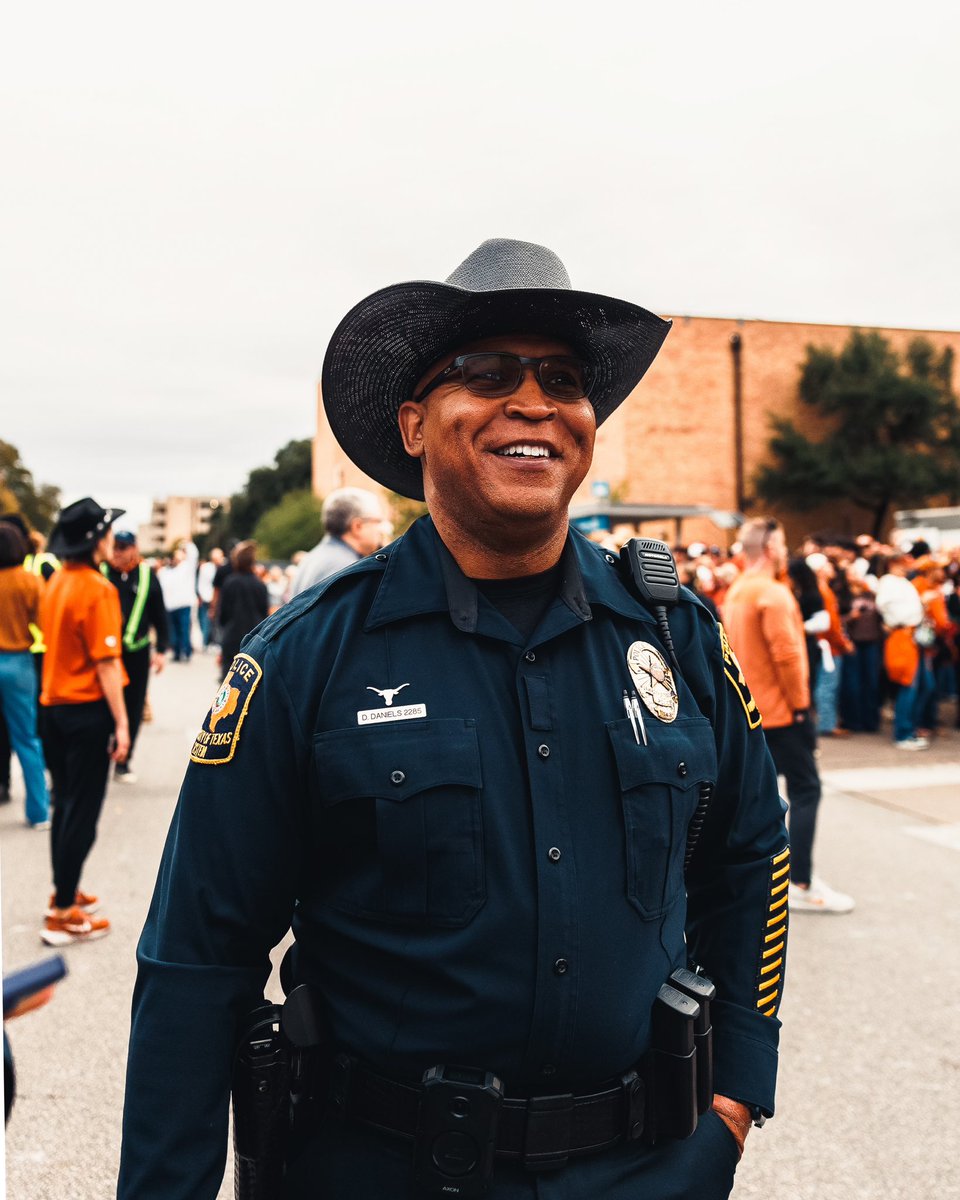 UTAustinPolice's tweet photo. Last night at DKR.
Thank you to our Longhorn community for a safe and memorable football season.๐ค
#UTPD #HookEm https://t.co/m0LRuyFJgF