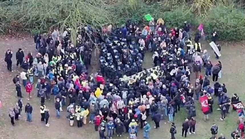 Die Polizei wird von der Antifa eingekesselt.

Gießen, Deutschland 2025 - Das Ausland lacht.