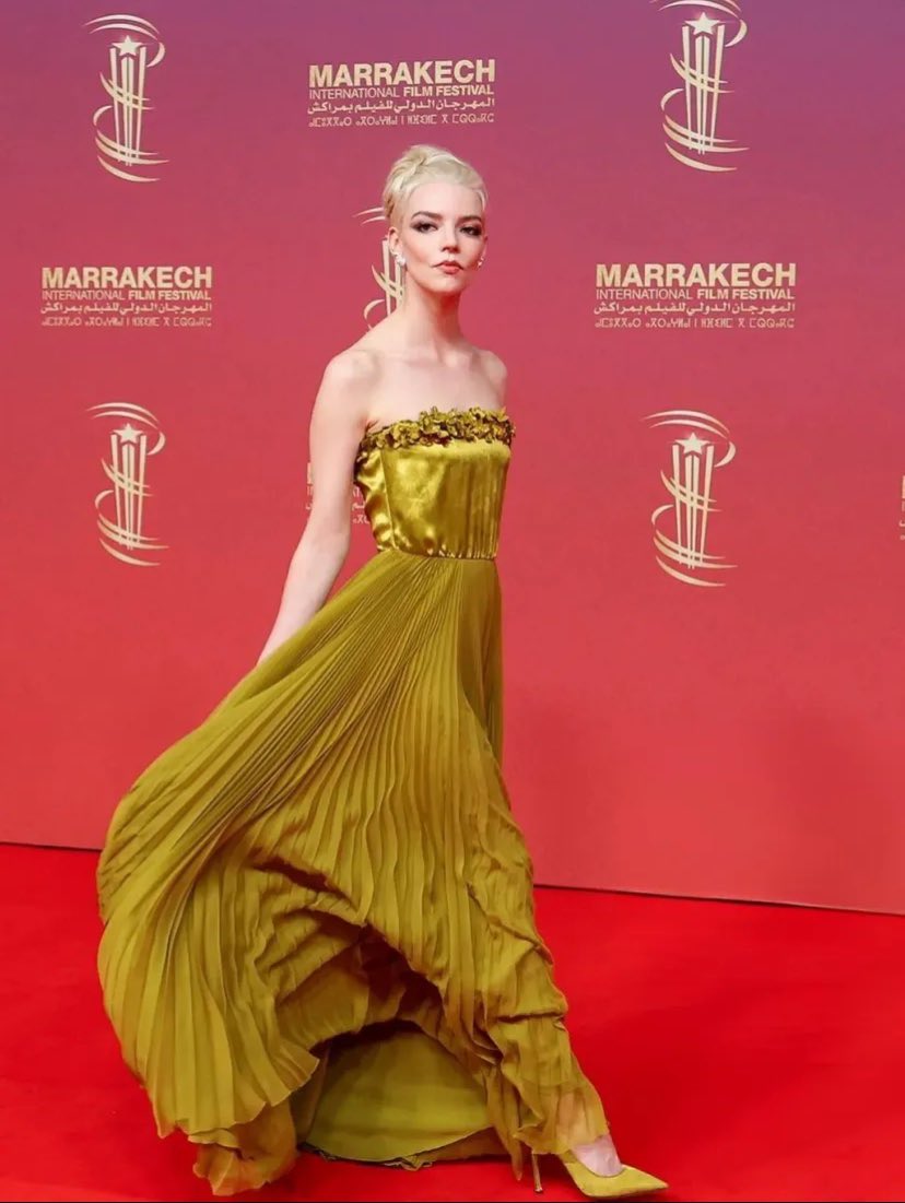 Anya ปรากฏตัวในงานวันที่ 2 ที่เทศกาลหนังนานาชาติที่ Marrakech ด้วยชุดสีทองจากดิออร์ค่ะ สวยเหมือนเจ้าหญิงเลย ✨💛