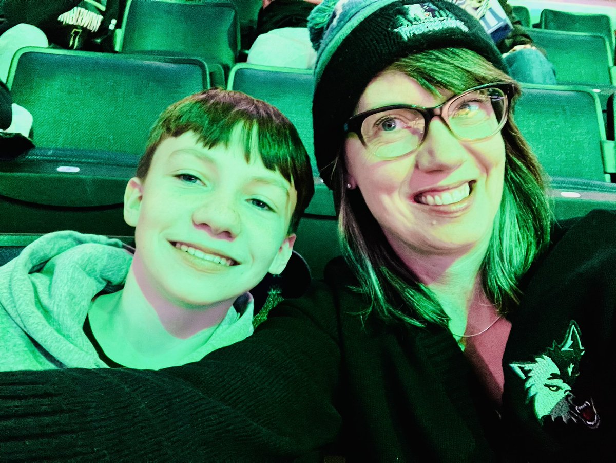 LibraryorDeath's tweet image. WE ARE GOING TO WIN THIS GAME, DAMMIT! 🐺 vs. ☘️

#takeroot #wolvesback