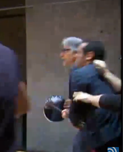 SergioReguilon's tweet image. Sánchez Llibre, aquel que durante los sucesos de la librería Blanquerna se proponía darnos un estacazo con un bolardo. Lástima que al final le entrara canguelo y no se atreviera, le hubiéramos explicado amablemente que esas cosas no se hacen.