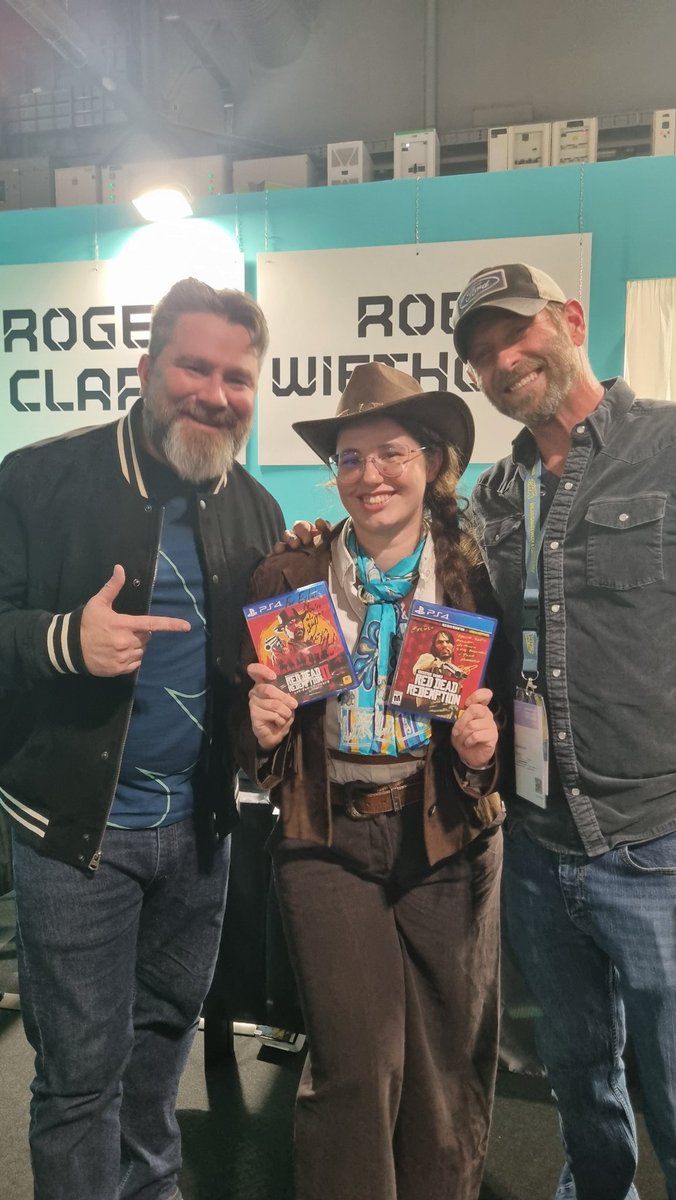 _lulushu's tweet photo. Ve muradıma kavuştum 🤠RDR'den Arthur ve John'un seslendirmenleri Roger Clark ve Rob Wiethoff'a çizimlerimi hediye edip, imzalarını alıp sonrasında da sohbet edebilme şansım olduğu için çok mutluyum. Roger abi Türk olduğumu öğrenir öğrenmez baklava ve İstanbul'dan konuyu açtık 🤣 https://t.co/MmsF9QTnNx