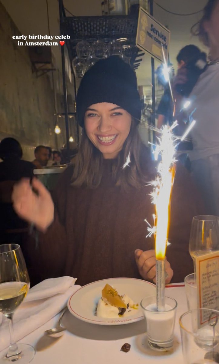 She is radiant: a dazzling big smile, sparkling eyes, and obvious joy all over her face. Pure, contagious happiness.😍🧿🤍
My baby 😭😭
#AfraSaraçoğlu AfraSaraçoğlu