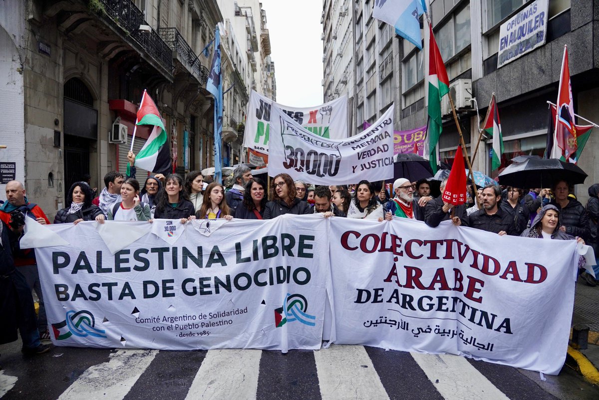 🇵🇸🇦🇷 En el Día Internacional de Solidaridad con Palestina nos movilizamos para denunciar, una vez más, el genocidio, el régimen de apartheid, el etnicidio y el uso del hambre como arma de guerra contra el pueblo palestino.

Reivindicamos el derecho inalienable del pueblo
