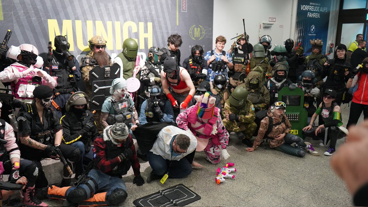 VerrathPD's tweet image. One of the slightly more fun moments from the major I still remember. The hostage knee went "nope" and the panic on most of our faces does look funny after it xD Still pissed I'll be missing SI

#munichmajor2025 #R6Community