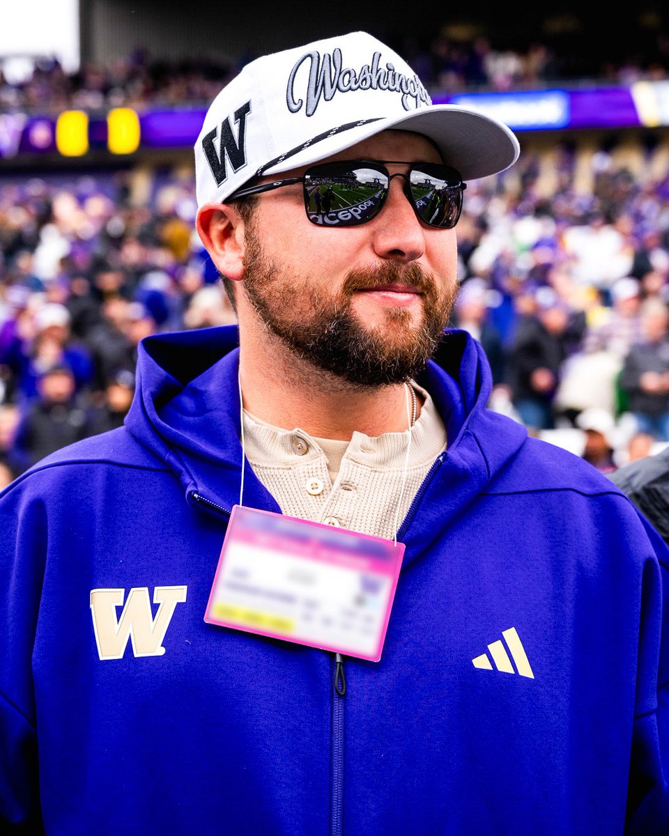 UWAthletics's tweet photo. Honored to welcome our MVP back to Montlake 🔱

#GoHuskies x @Mariners https://t.co/n6BWh9aoZm