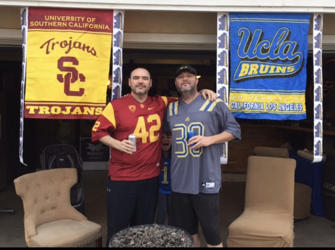 It’s game day, time to #BeatTheBruins. Fight On!✌🏼⚔️. #USC <a href="/uscfb/">USC Football ✌️</a> <a href="/SuaKCravens/">Su’a Kristopher Cravens</a> <a href="/MattLeinartQB/">Matt Leinart</a>