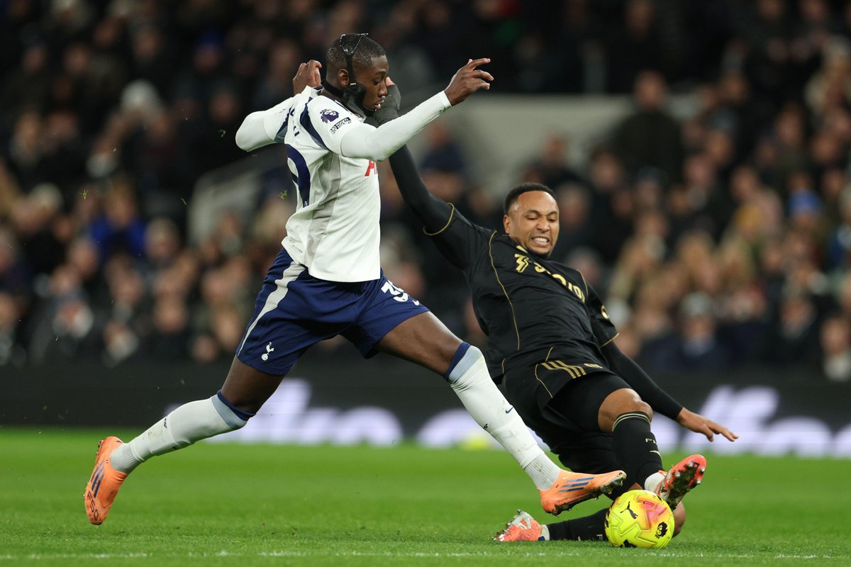 Kenny Tete for Fulham vs. Tottenham:

◉= Most touches (67) 
◉ Most duels won (9)
◉ Most tackles (5)
◉ Most fouls won (3) 

And he scored his first PL goal of the season. ⚽️

#TOTFUL