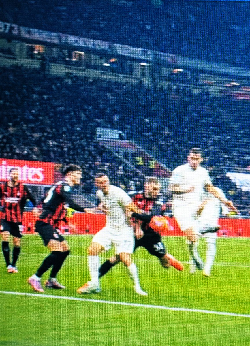 La punibilità del tocco di braccio di #Pavlovic era molto molto discutibile.

Onestamente il fallo sul difensore lo vede solo l’arbitro. 

Non era rigore, ma per mille motivi tranne questo.

#MilanLazio
