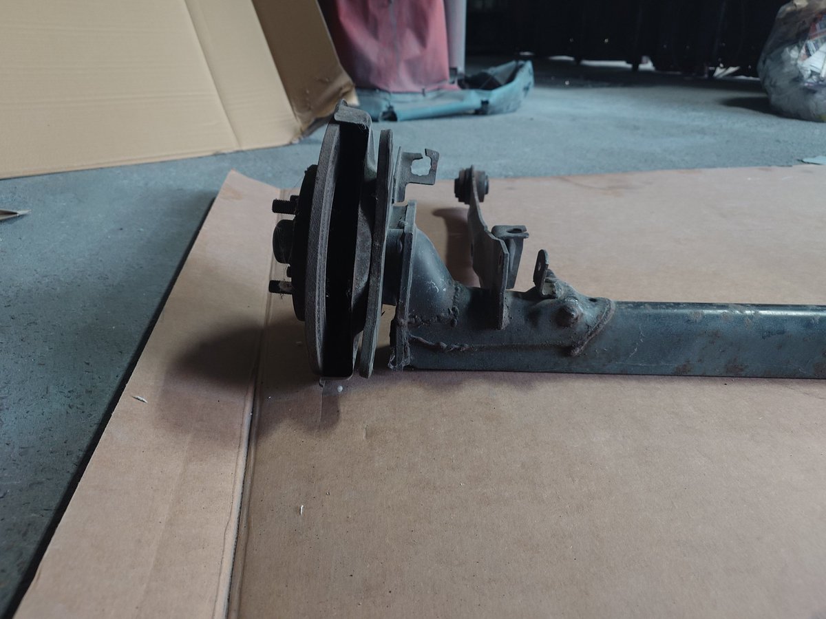 キャンバー5度の加工アクスル✨️
時折出しては掃除をする。

付けたらカッコイイのに一度外したら付けなくなる不思議な自称オーパーツ。
２年に1回の交換作業にただ心が折れたヤングライオンです。