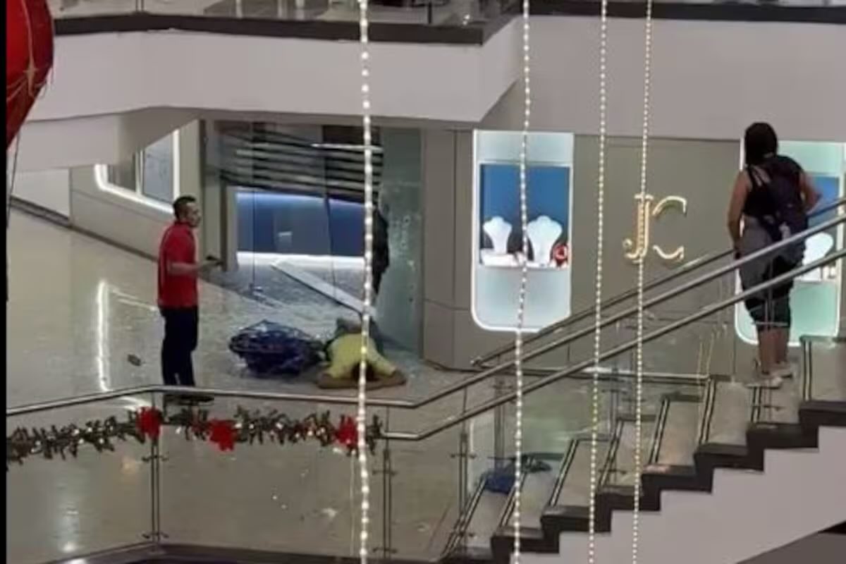 juanmcortesd's tweet photo. Inaceptable y doloroso.
Hoy otro policía fue asesinado en Bucaramanga mientras protegía a los ciudadanos durante un intento de robo en un centro comercial.

A su familia, a sus seres queridos y a toda la institución, mi solidaridad absoluta. Colombia no puede seguir enterrando a sus héroes.

Como representante a la Cámara por Santander y militar retirado, no puedo aceptar que nuestros uniformados sigan enfrentando solos una inseguridad que se salió de control. La delincuencia avanza por la inoperancia del Estado, que está llegando tarde.

Santander hoy se siente abandonada. Estos asesinatos reflejan la falta de liderazgo, de reacción y de operatividad del gobernador @graljuvenaldiaz.
La negligencia en materia de seguridad está costando vidas. Y la vida de un policía jamás puede ser el precio de la incapacidad del gobierno departamental.

No más héroes muertos. No más improvisación. Santander exige autoridad y resultados YA.