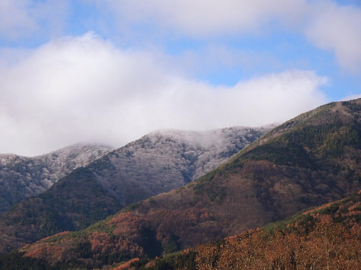 kanouya_ryokan's tweet photo. 昨日、滝山連峰の上が白くなっていました。
たぶん今年初なのかな？
滝山が標高1500Mなので、高原など行かれる場合はスタッドレスタイヤ装備がいいと思います🙂
僕もそろそろ🛞履き替えようかと思います。 https://t.co/wUTXzzlXt7
