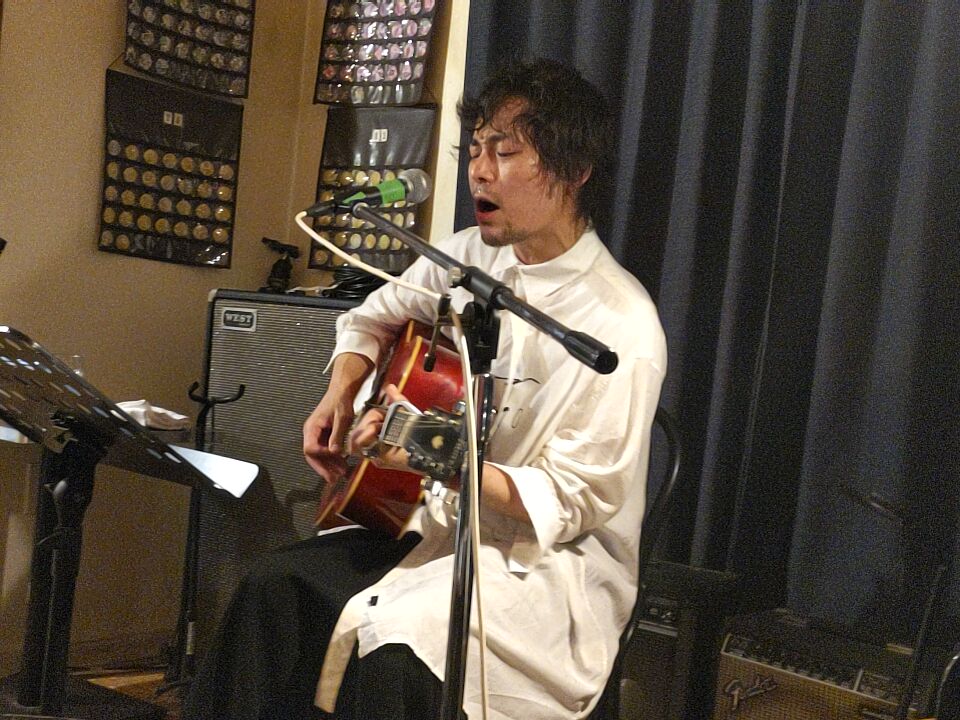 HurryAccelerat1's tweet image. 昨晩の虫の音さんライブ、大変ありがとうございました。企画してくれたまにまに字翔くん、OAを務めていただいたカラゲンキさんが素晴らしくて感動。虫の音さんは何だかスピリチュアルな空間。カレーが最高に美味しかった！