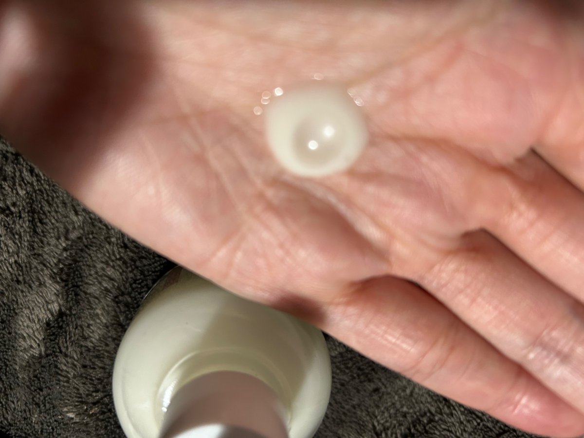 na11032000's tweet image. KC-SKINモイストエイジケアセラム&amp;amp;モイストエイジケアセラムマスクピンクを試してみました。
保湿がしっかりできていいです。クリームの伸びがいいです。

#モイストエンジケア
#KC-SKIN
#モイストエンジケアセラム
#美容液 
#PR