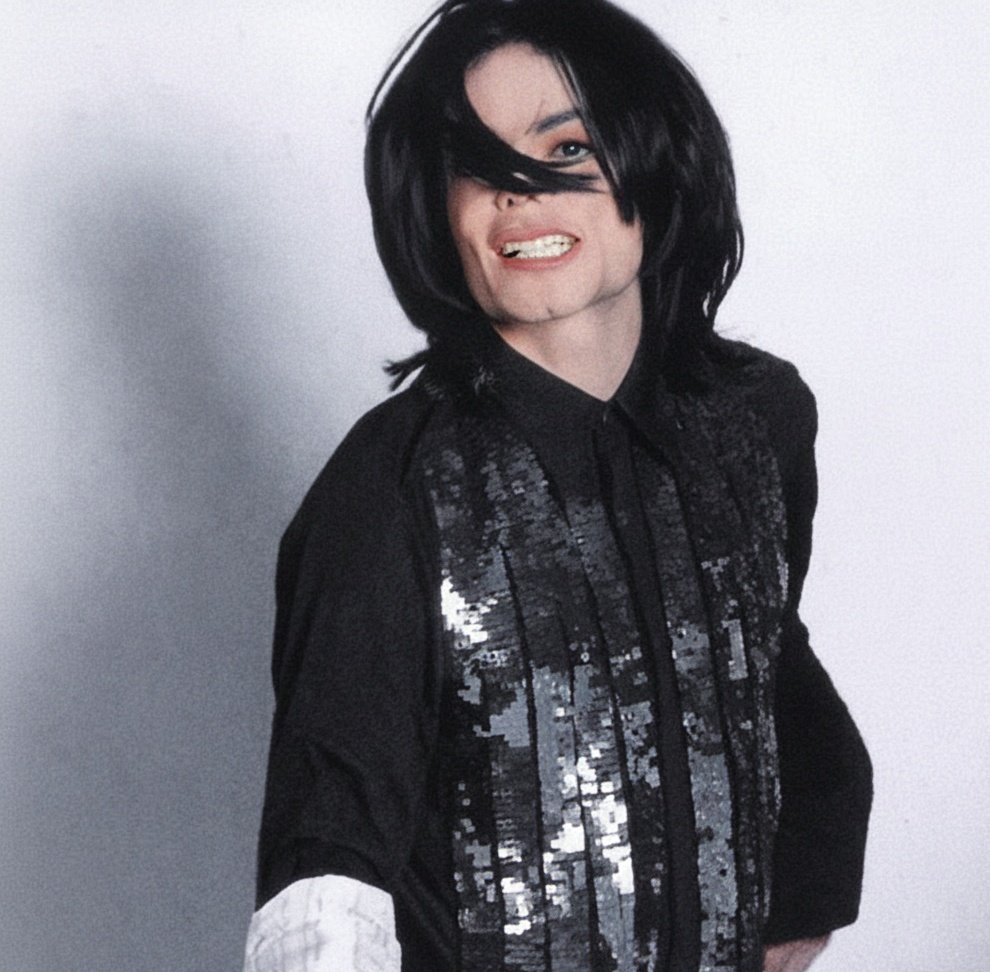 mjfriends_'s tweet image. With pleasure! These are my favorite photos of him. Photoshoot for Vogue 2007 🥹😍 Restored