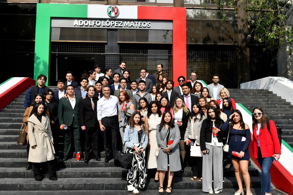 Me dio mucho gusto reunirme con jóvenes estudiantes de Derecho, una generación valiente, crítica y despierta. Jóvenes que saben lo que pasa en el país, que no se quedan callados ni de brazos cruzados.

En el <a href="/PRI_Nacional/">PRI</a> siempre tendrán las puertas abiertas, porque creemos en su