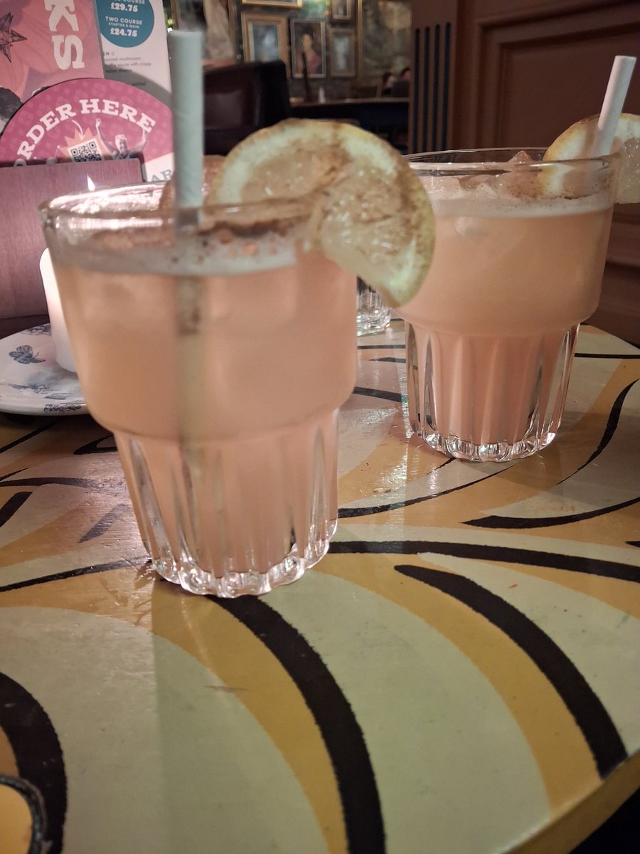 TerriLBenn's tweet image. Chrimbo Crumble cocks with cinnamon 😋😋
#cocktails
#drinks