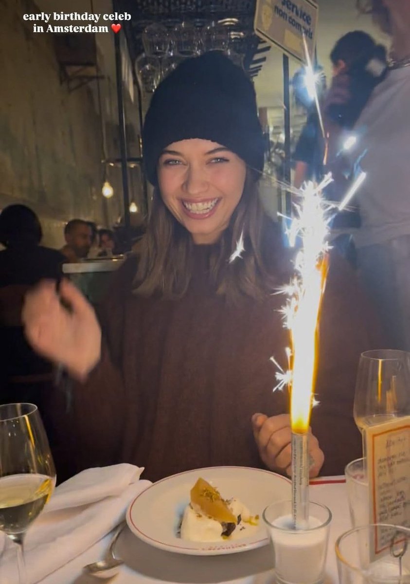 فرحتهاااااا و أبتسامتها تجنن ..❤️
Happy Birthday affffoo..🥳
#AfraSaraçoğlu