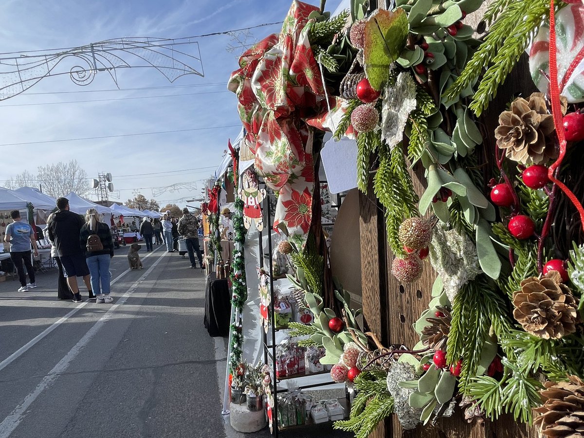CedarCityUtah's tweet photo. We are all set for the Downtown Christmas Lighting Ceremony! Come by and get some great gifts and food in the Christmas Market. #CedarCity https://t.co/8DwC2CBYvQ