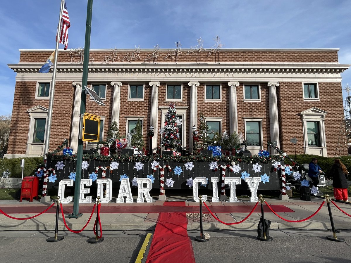 CedarCityUtah's tweet photo. We are all set for the Downtown Christmas Lighting Ceremony! Come by and get some great gifts and food in the Christmas Market. #CedarCity https://t.co/8DwC2CBYvQ