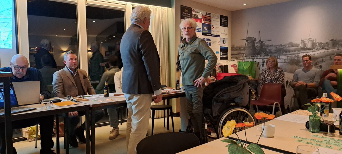 Gisteravond nam Jan Baan afscheid als voorzitter van de Alblasserdamse IJsclub. Jarenlang was hij als bestuurslid en voorzitter actief. Hij kreeg veel terechte woorden van waardering en het erevoorzitterschap. Het was een heel gezellige avond.