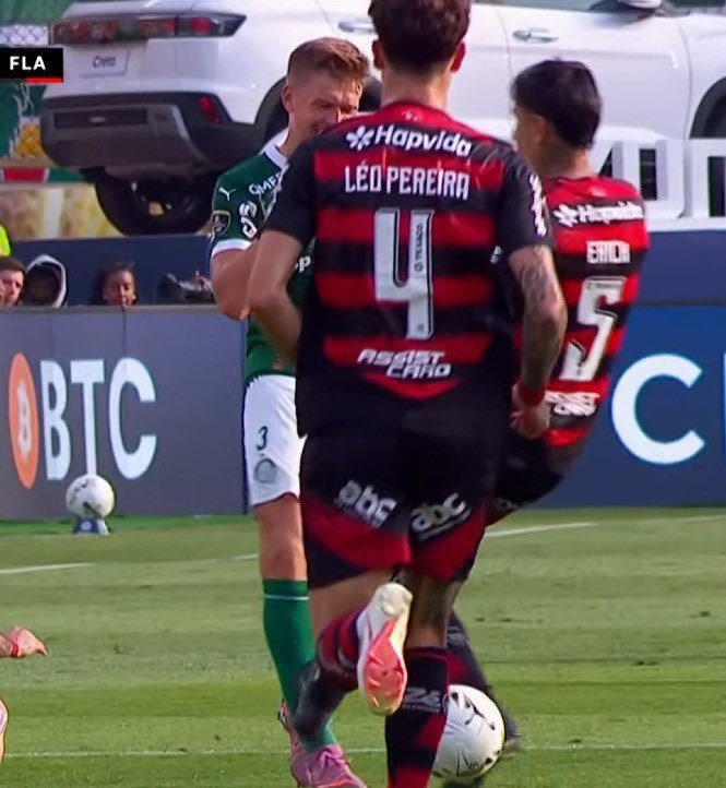 Oledobrasil's tweet photo. Olha, esse lance aqui foi MUITO absurdo.

O jogo estava parado. É agressão. 

Inexplicável não terem expulsado o Pulgar. https://t.co/peAZQfmIvA