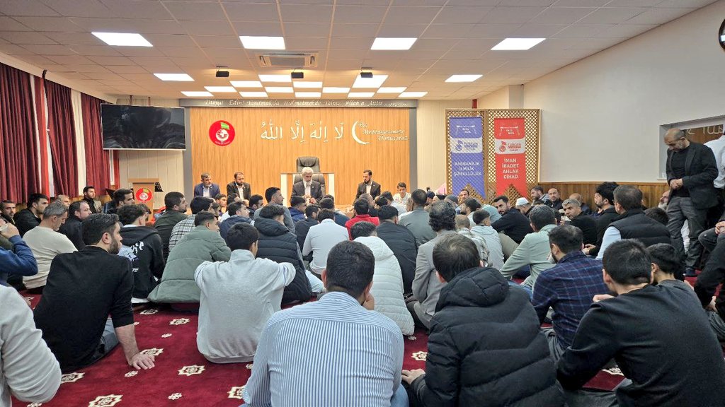 Alparslan Kuytul Hocefendi Mersin CNR Kitap Fuarında gerçekleştirdiği söyleşi sonrası Furkan Nesli Dergisi Mersin Temsilciliğinde talebeleri ve sevenleri ile hasbihal etti.