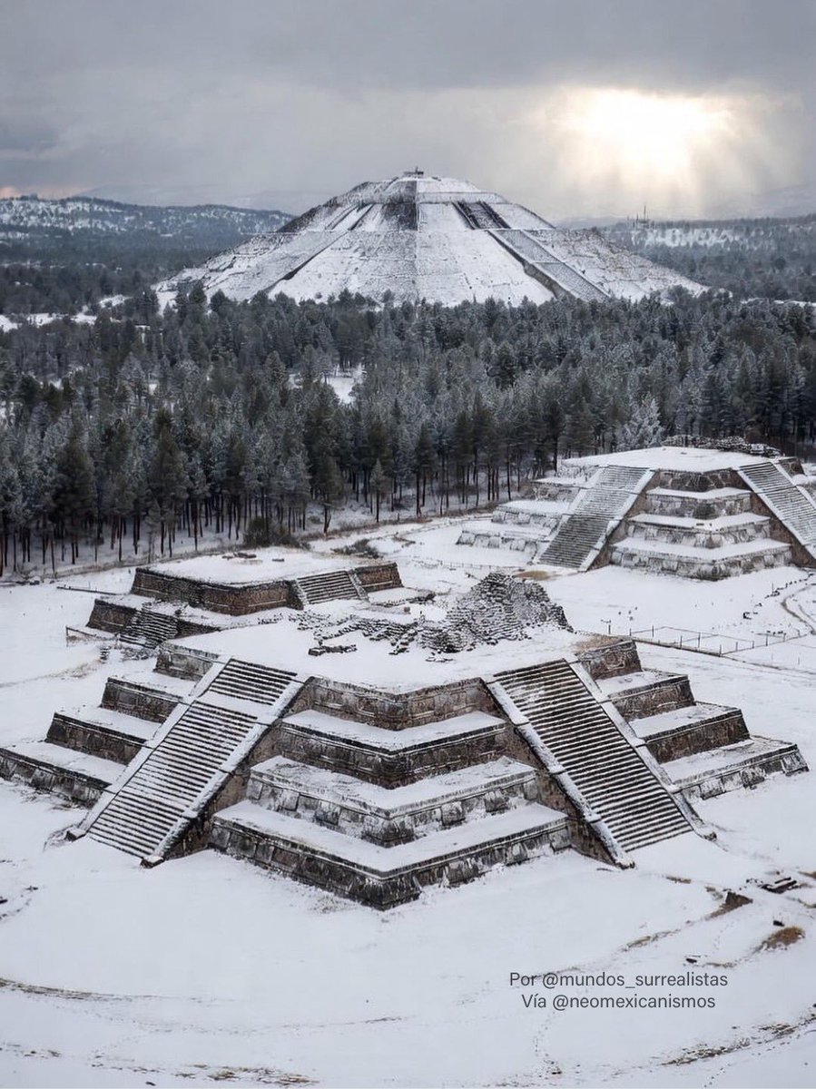 NeoMexicanismos's tweet image. Teotihuacán con nieve ❄️Por • @mundos_surrealistas #neomexicanismos