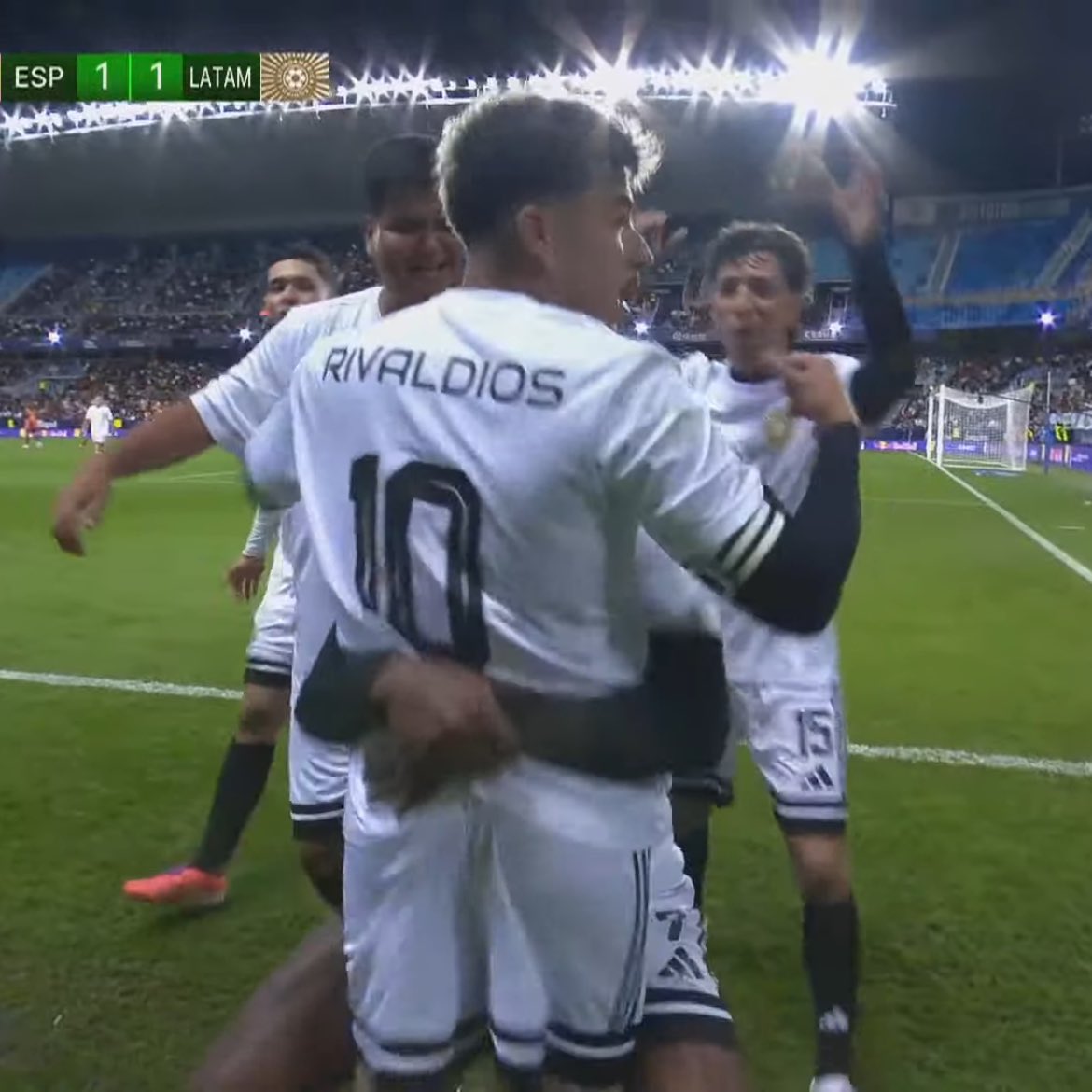 🙌🏼 ESPAÑA SE LLEVA EL PARTIDAZO DE YOUTUBERS POR 3-1 CONTRA LATINOAMÉRICA

👀 El árbitro del partido, Cristóbal Soria, ha expulsado a Vinicius Colombia