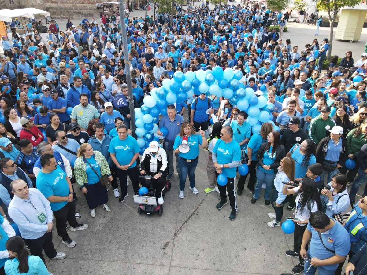 imssjalcontigo's tweet photo. 2 mil personas participaron en la #MarchaAzul del #IMSSJalisco por la salud de los hombres 👕
La directora de Incorporación y Recaudación del #IMSS, Lic. Luisa Obrador, y la delegada estatal del Instituto, Dra. Karla López, encabezaron el evento. https://t.co/aJ3TNDgLzR