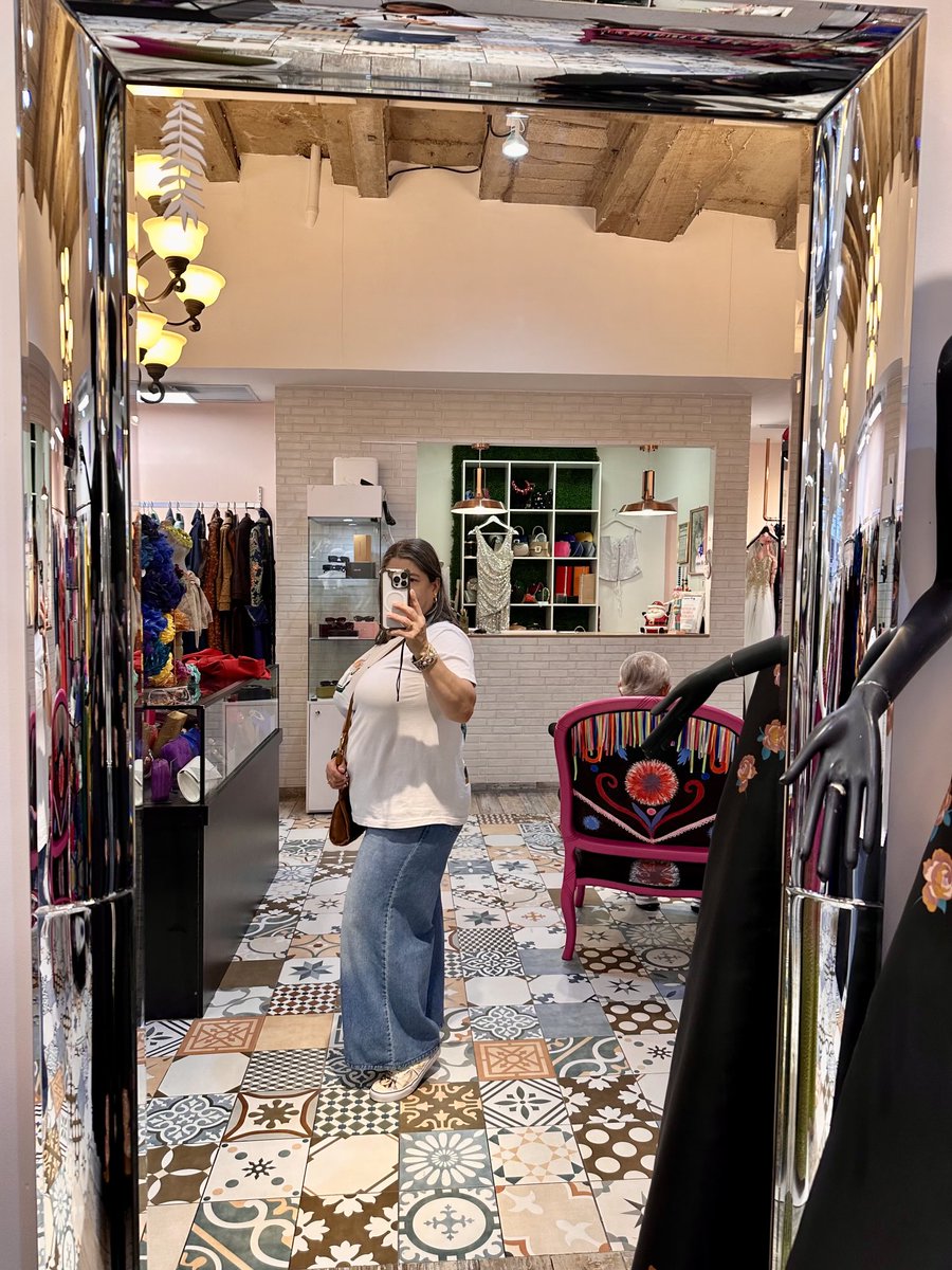 Aprovechemos los espejos 🪞 me fascina el piso de esta tienda