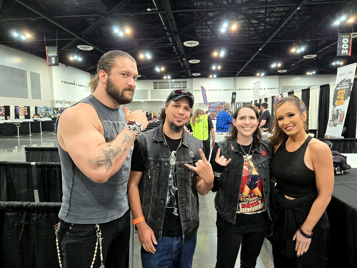 InfectedVox's tweet photo. Tick Tock!!
Super late in posting this pic. @laceyofthedead and I got to meet 2 of our fav wrestlers @realKILLERkross and @Lady_Scarlett13.
#WeWantKross #WeWantKrossAndScarlett #KillerKross #LadyScarlett #GoodSolider #KrossArmy #Metal #MetalHeads #LaceyOfTheDead #InfectedVoice https://t.co/9ra8Qs73uB