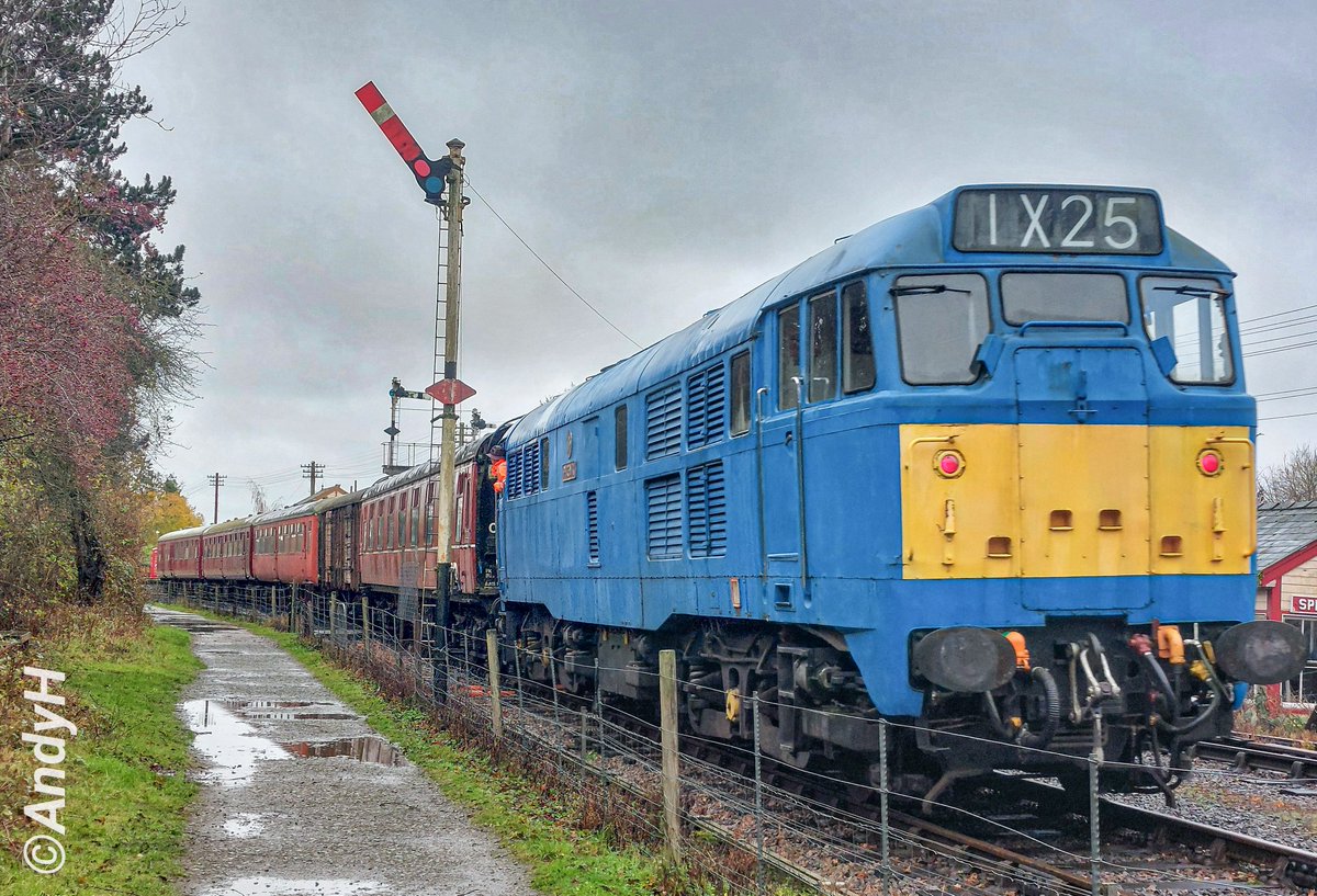 holtona72's tweet image. #SemaphoreSaturday 31289 at Pitsford and Brampton on the @NLRailway this lunchtime working the #SantaPaws services. At this point the ped was propelling the push pull set towards Boughton. #NLR 29/11/25