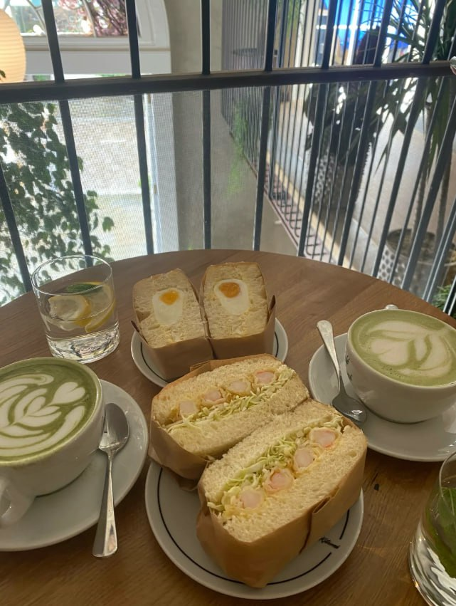 Tears816's tweet image. Café Kitsuné London. Come for brunch, their prawn sando and matcha latte are good. 😋#brunchtime #withfriend