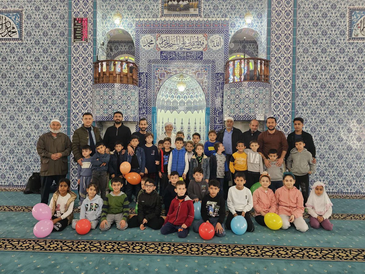 Reyhanlı Ufuk Eğitim Derneği olarak Evde Karakter Eğitimi – Cami Çocuk Buluşması kapsamında çocuklarımızla birlikte öğle namazını eda ettik.

Bu güzel yavrularımızın gönüllerine iman sevgisi, cami huzuru ve kardeşlik bilinci yerleşsin diye emek veren ailelerine teşekkür ederiz .