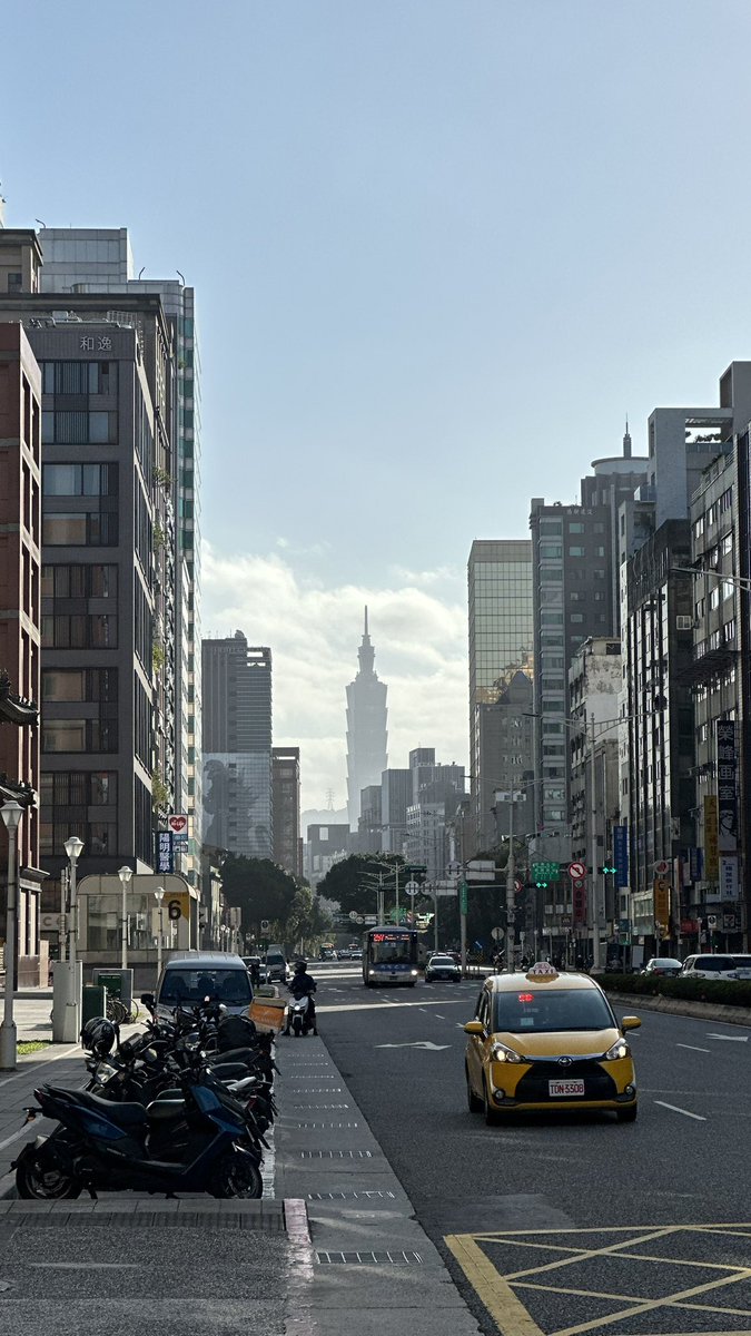 Streetrun Taipei 🇹🇼 4K.
My Saturday morning ‘parkrun’ on the streets of my neighborhood in Taipei, where I’m currently working again. But too many traffic lights to keep it running.
#running #runner #run #parkrun