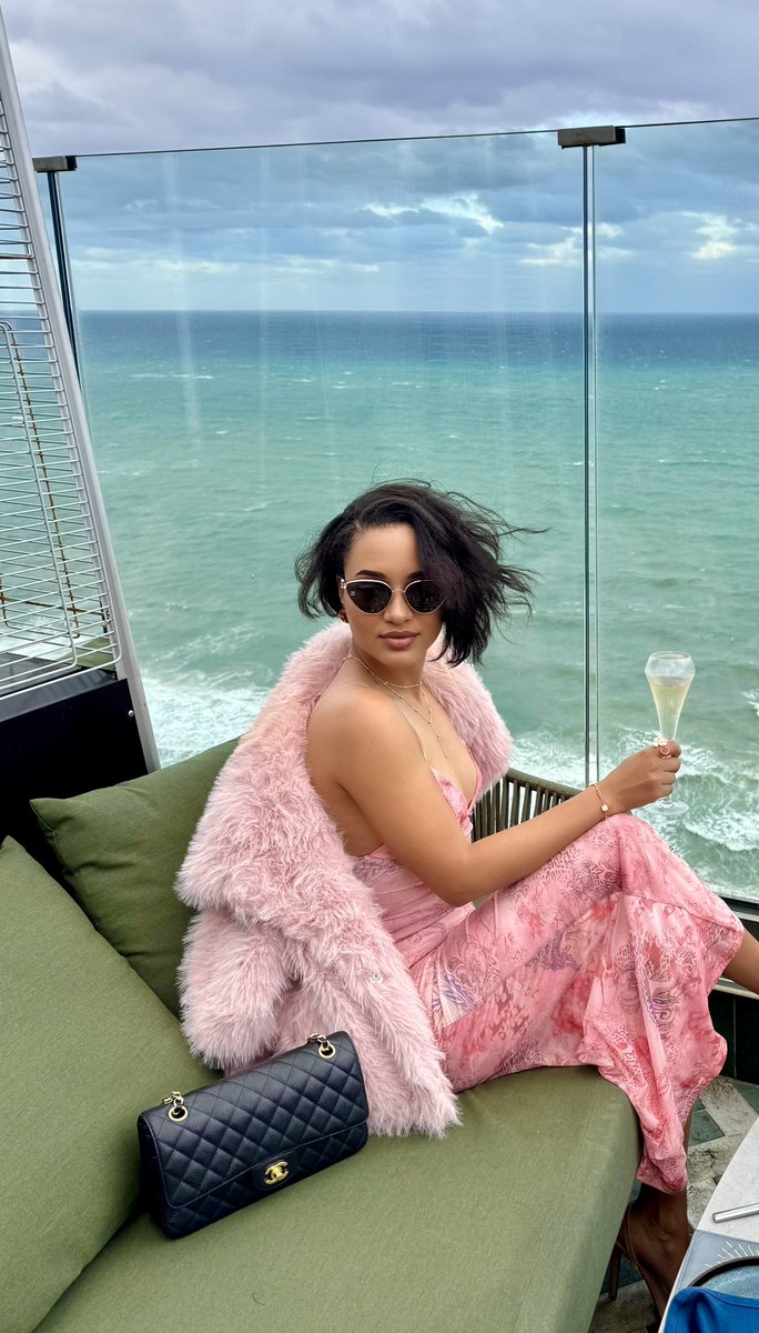 fatiful's tweet photo. 💅 🥂 https://t.co/k4Yvu2vaOa