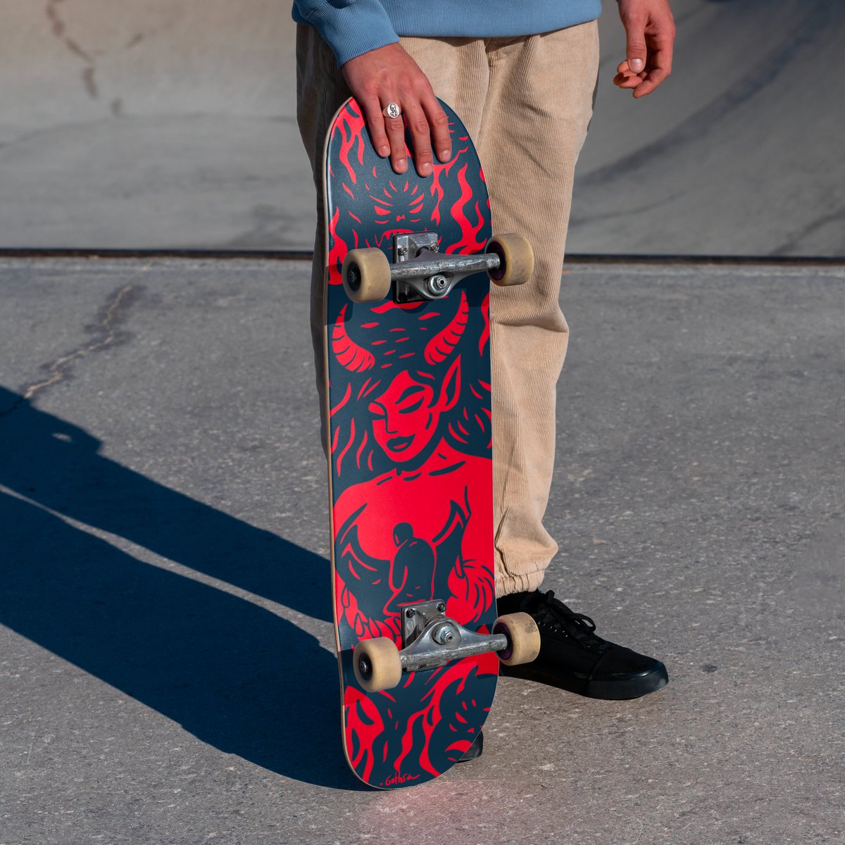 ✨ I have to confess something.
When I was younger, I spent a lot of time skateboarding, especially street skating. A fan of this culture of commitment and grit, I’ve always loved the artistic universe that came from it. I’ve long dreamed of designing a deck… and maybe one day