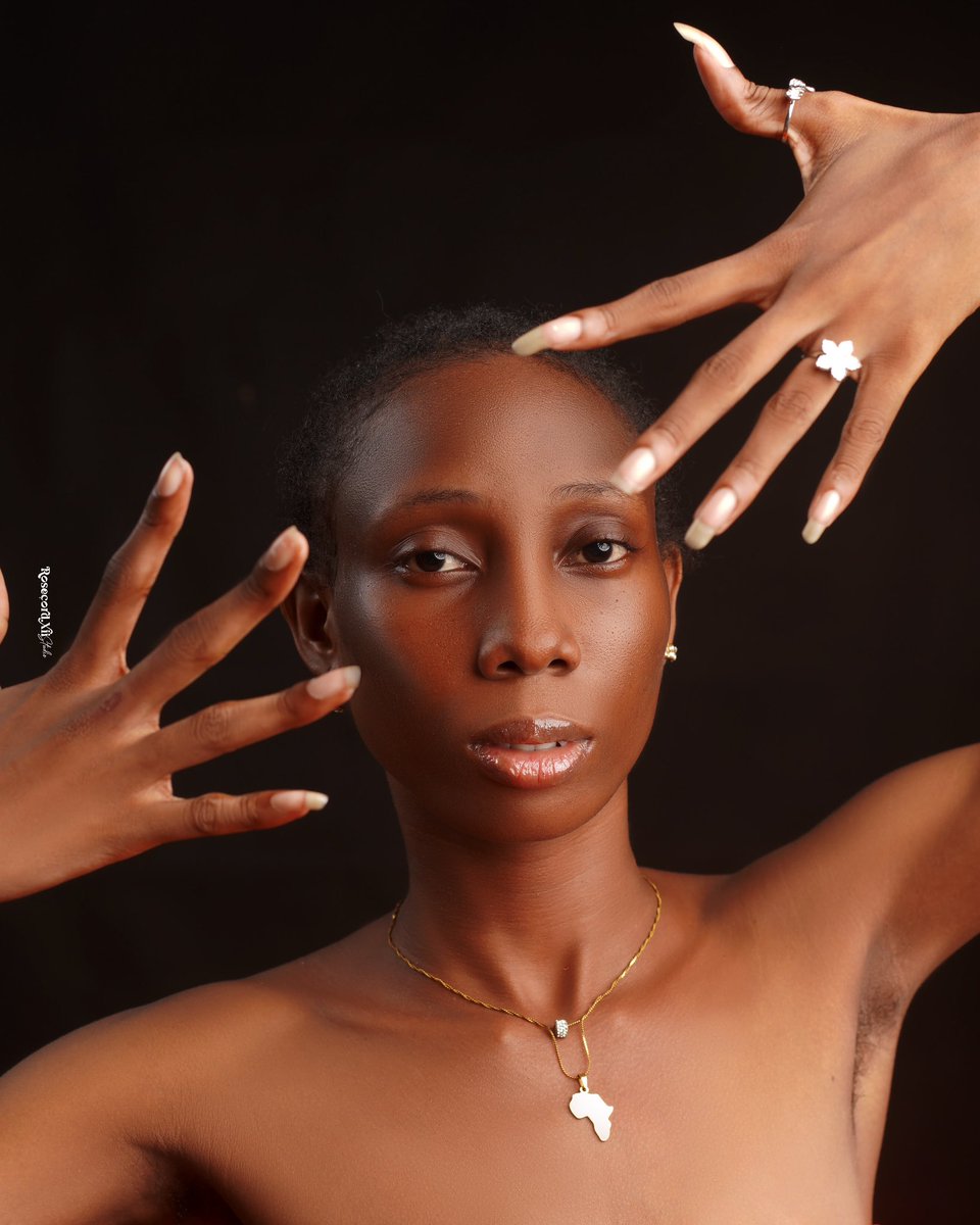 Série portrait: 30 jours 30 visages – Jour 29

Une lumière, un regard, une histoire.
👩🏽‍🦰: Marie

📞 +229 01 58336433
📍 Atrokpocôdji
©️ Rosecord XII Studio

________________________
#PortraitsDuMois #Rosecord #HumanLight #BeninPhotography #PhotoArt #CreativeSoul #StudioStory