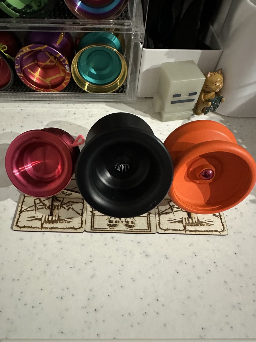 SasaQ02245409's tweet image. Wood STANDのPunKsとNOISEが届きました！😆

カッコいいうえに安定感が素晴らしいです！😊
手持ちのスタンドは、鼓形状のヨーヨーはグラついていましたが、こちらは糸が付いても、しっかりしています！
職場にヨーヨーを持って行って飾るのに、糸を外す必要がないのはメリットしかない！😆

#PunKs