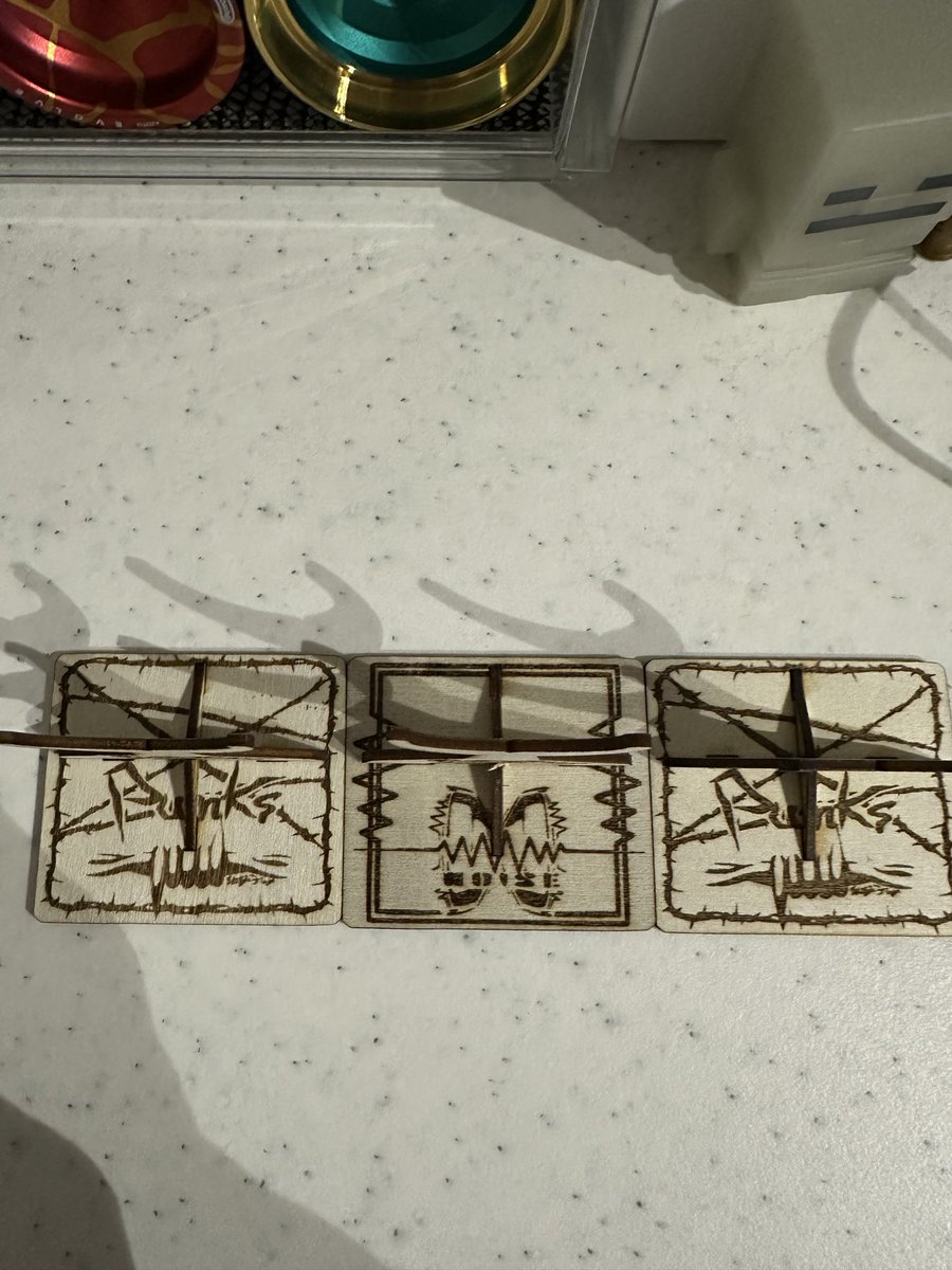 SasaQ02245409's tweet image. Wood STANDのPunKsとNOISEが届きました！😆

カッコいいうえに安定感が素晴らしいです！😊
手持ちのスタンドは、鼓形状のヨーヨーはグラついていましたが、こちらは糸が付いても、しっかりしています！
職場にヨーヨーを持って行って飾るのに、糸を外す必要がないのはメリットしかない！😆

#PunKs