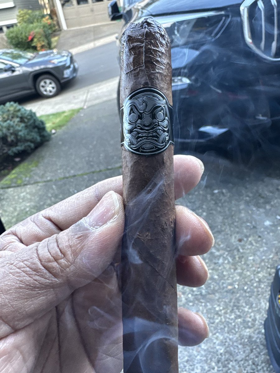 rizza6453's tweet photo. Kicking back with the Room101 Big Payback Maduro β bold, smooth, and full of rich flavor from the first draw. Perfect way to unwind and enjoy the moment.
#BOTL #CigarLife #BigPayback #Maduro #CigarTime #Room101 @JimLovesMB https://t.co/crHMS72OMt
