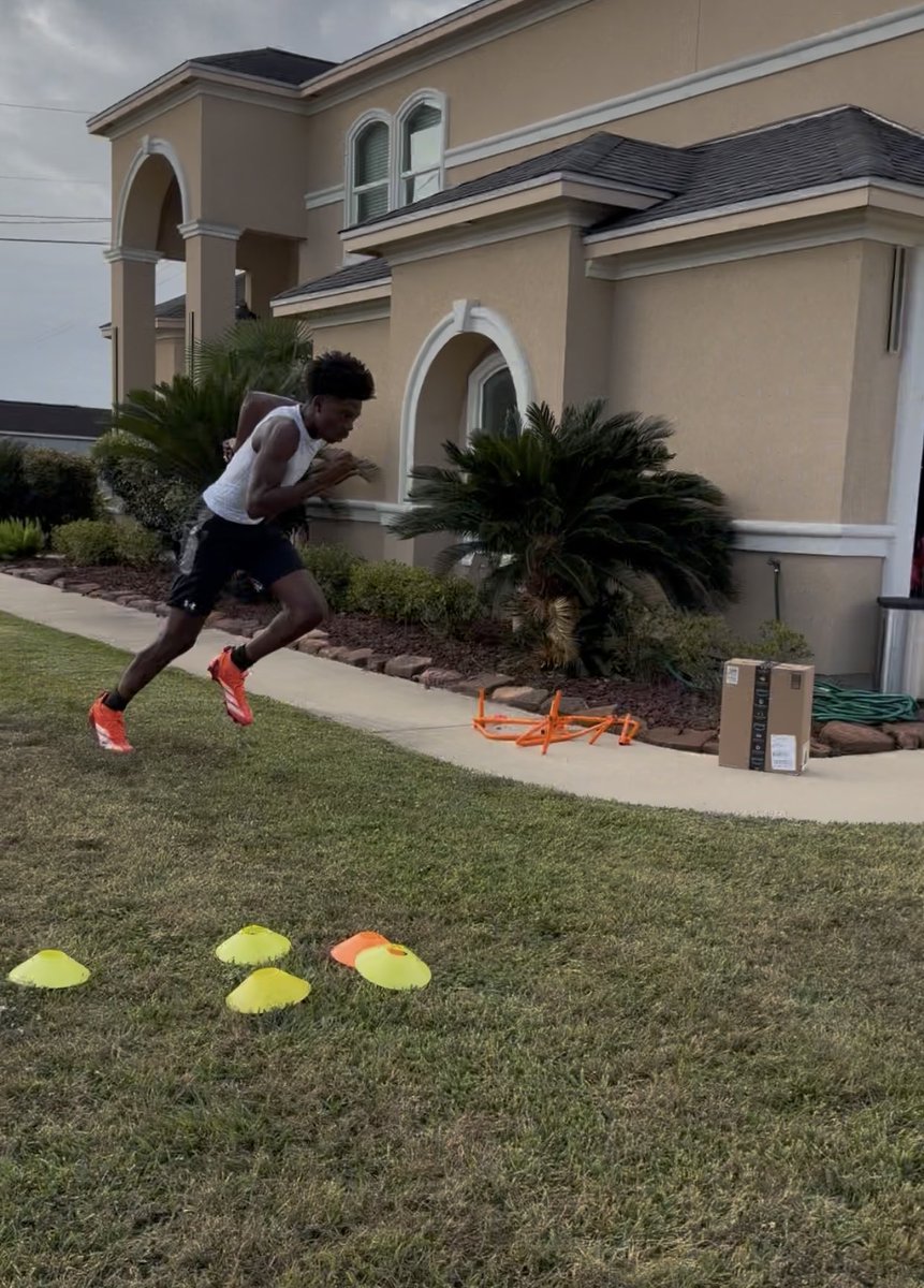 Jermire_Roberts's tweet photo. Saturday work! Day after our Round 3 Playoff Win!! On to Round 4 next week! #StayingREADY @txfblife @oregonfootball @IowaRecruits @HawkeyeFootball @TXFBRankings1 @texashsfootball C/O 2029 6’2 1/2 171! https://t.co/7PLoKLHD93