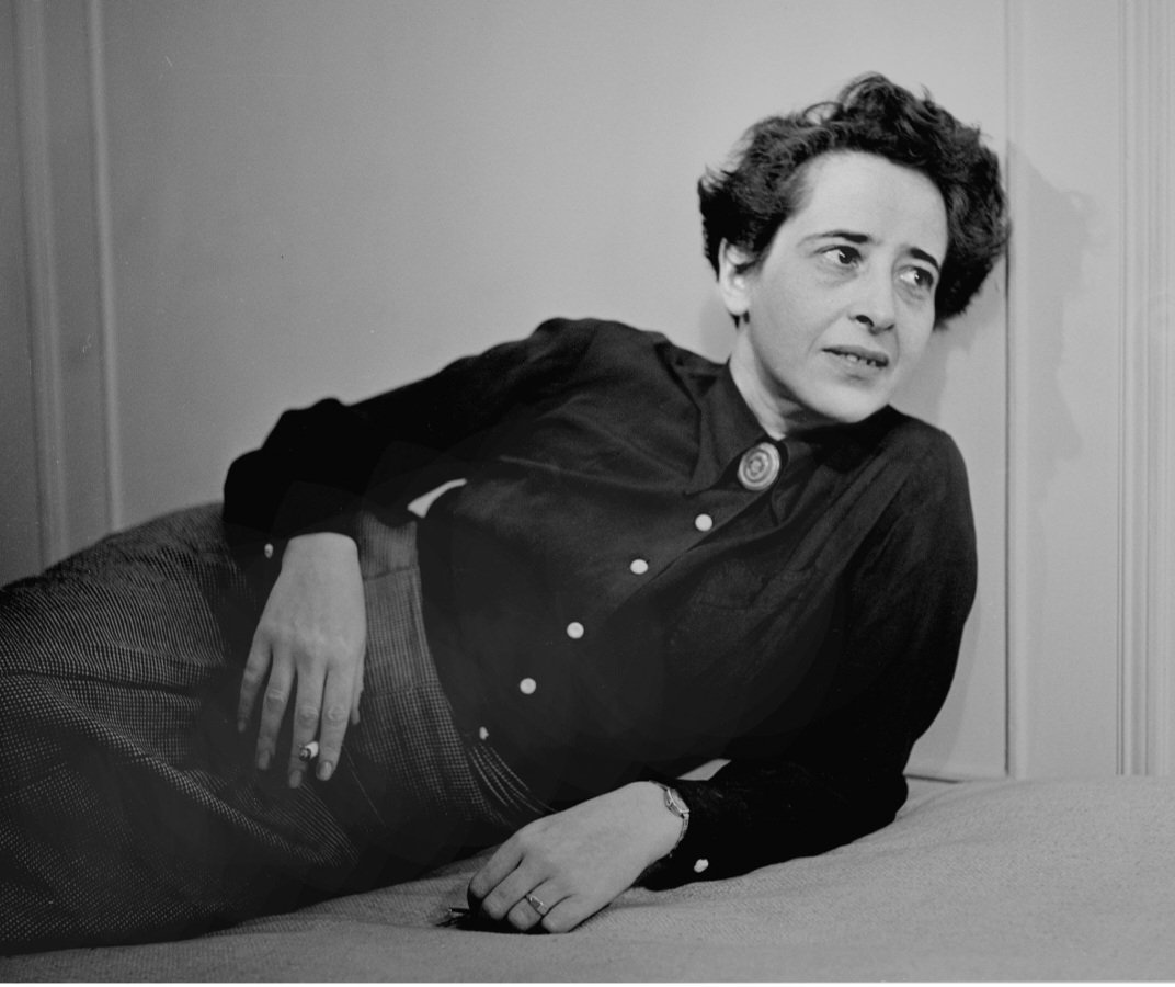 חנה ארנדט (על גרמניה הנאצית ועל טוטליטריזם)

ארנדט אינה "גרמנית נאצית", אך היא גרמנייה שכתבה על מנגנוני טוטליטריזם:

"הכנה לשלטון טוטליטרי נעשית באמצעות הפיכת העובדות לבלתי-חשובות. כשהכול 'אפשרי' – שום דבר לא חשוב."

ובהקשר להצפת מידע:

"השקר התמידי מפורר את מציאותם של בני האדם.