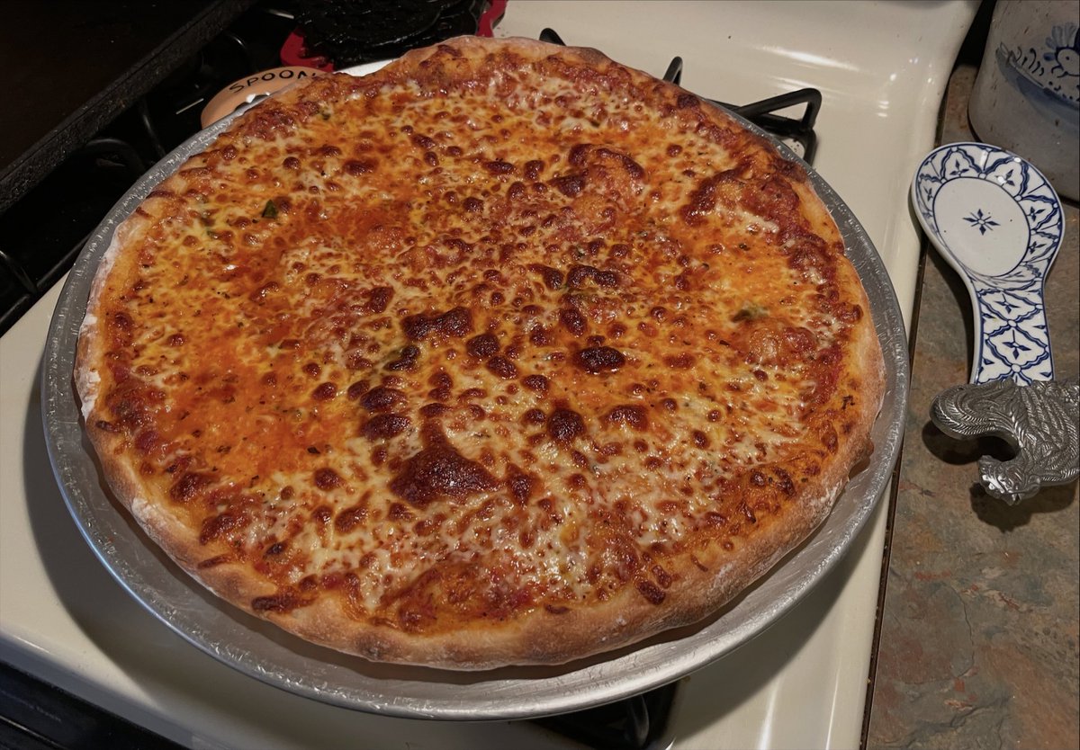 HammertimeAgain's tweet image. As much as I love 🦃🍗 

I could use break from leftovers tonight 

I’m especially happy to have a homemade  #Pizza tonight. 🍕

Have a great night everybody 

#Pizza night