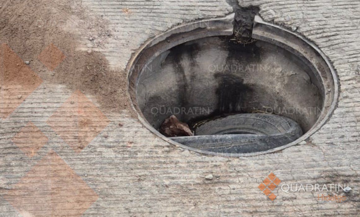 Quadratin_Hgo's tweet image. ⚠️ #DenunciaCiudadana 🗣️🔊

Automovilistas reportan daños constantes en sus vehículos debido a una coladera destapada en la esquina del Puente El Venado y Río de las Avenidas en Pachuca. 

Vecinos señalan que el desperfecto lleva cerca de 6 meses sin tapa ni señalización 🕳️🚗🌑