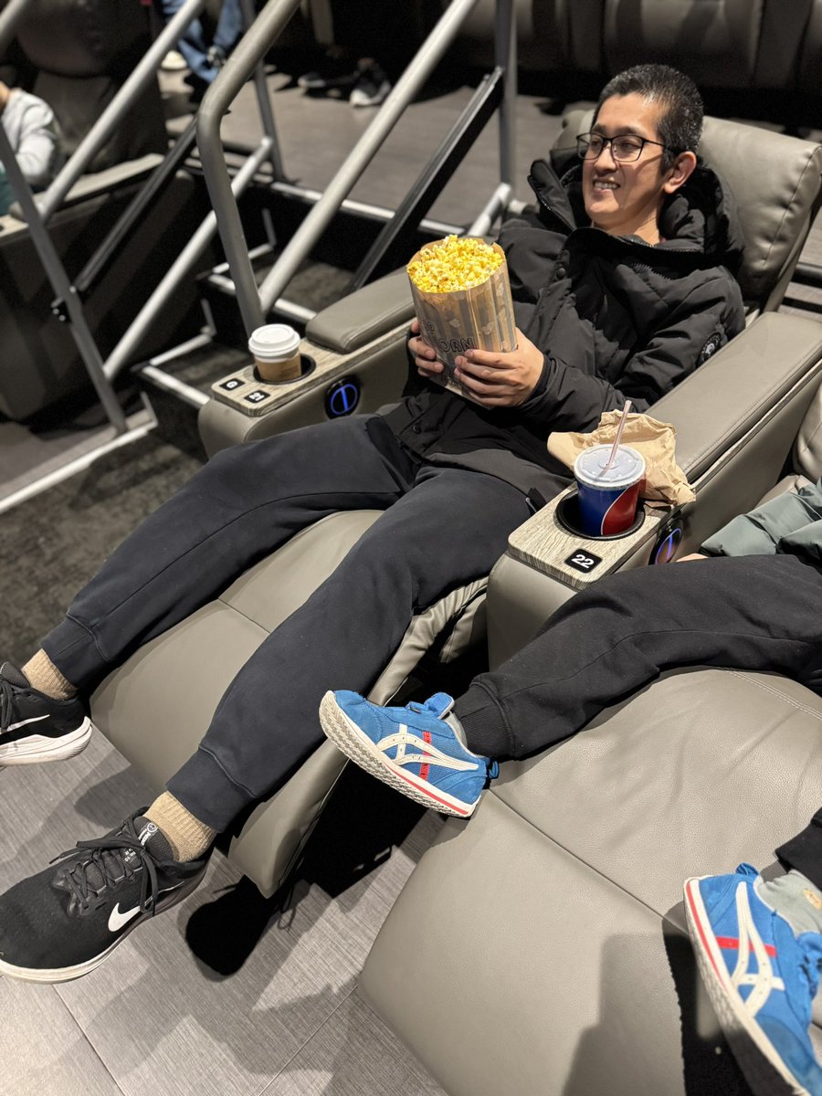 アメリカで初めて映画館に行きました。座席は広くて柔らかく